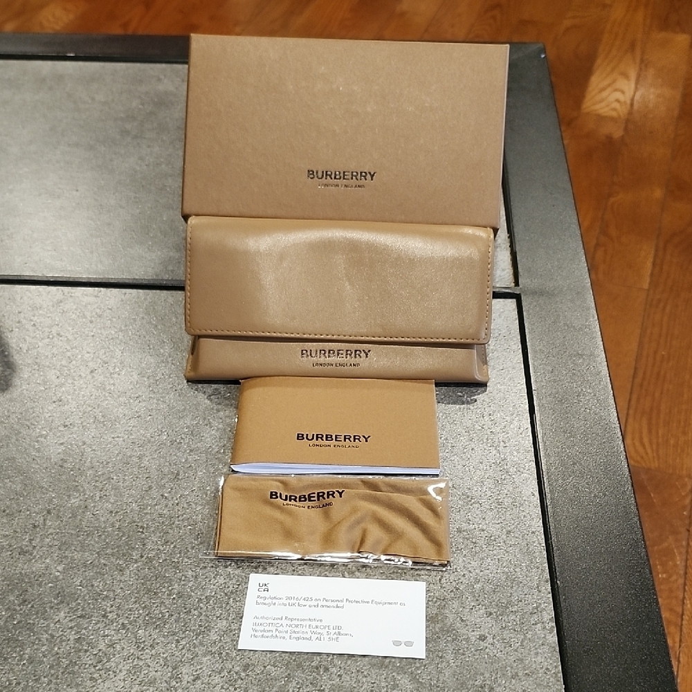 Burberry Tan Wallet Glasses Set
